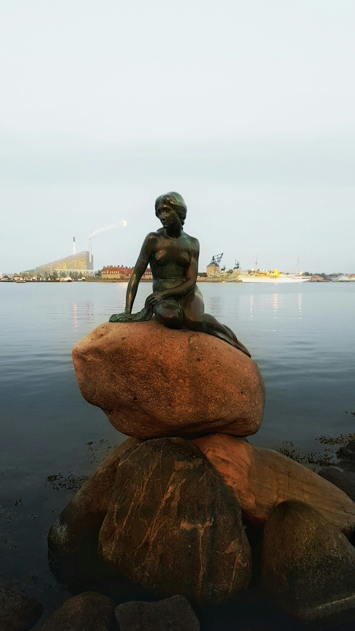 Den lille havfrue statue i København – en ikonisk seværdighed, der repræsenterer København.